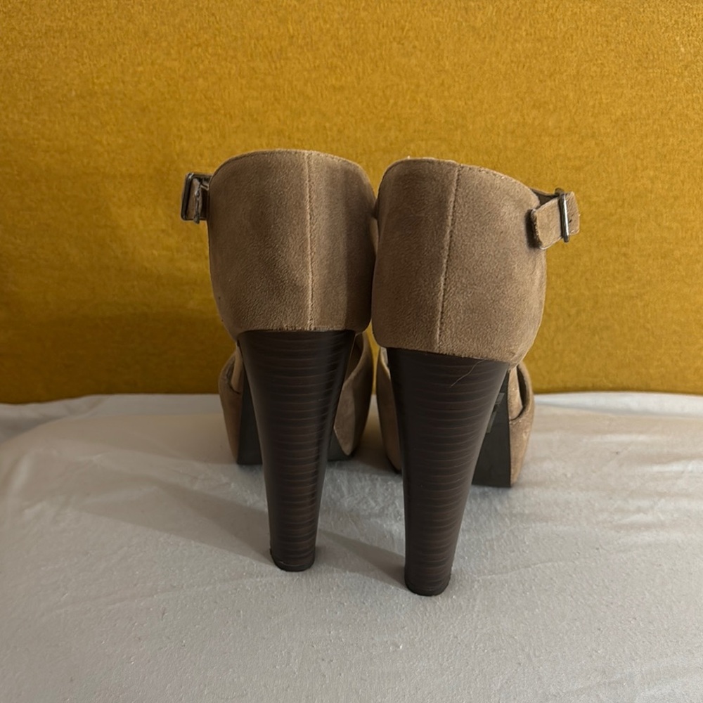 Heels - Picture 2 of 5